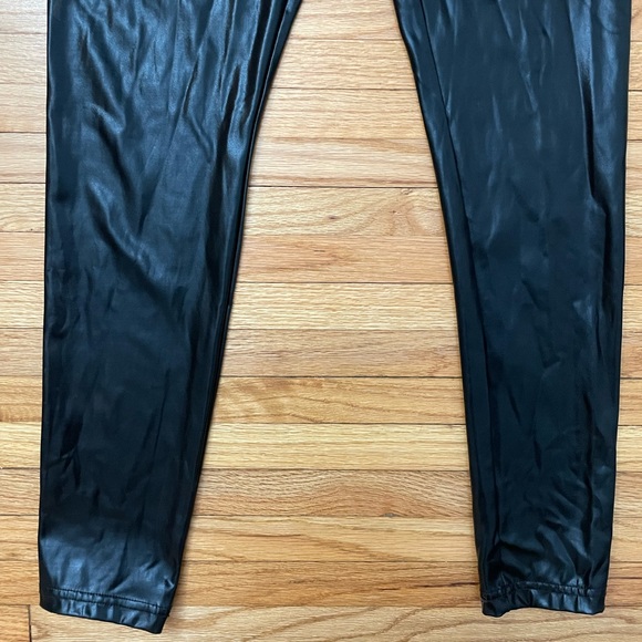 HUE Black Body Gloss Leggings - Picture 5 of 12